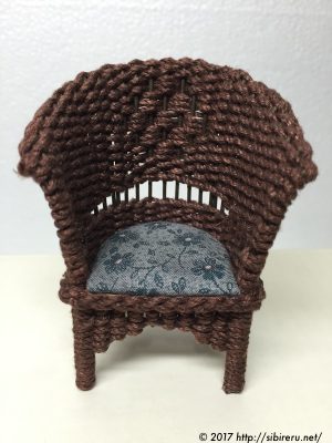 ヘンプ紐で作ったミニチュア籐椅子