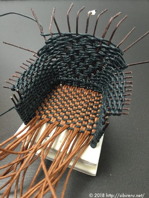 ミニチュア籐椅子編み込み途中