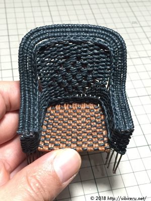 ミニチュア籐椅子完成間近