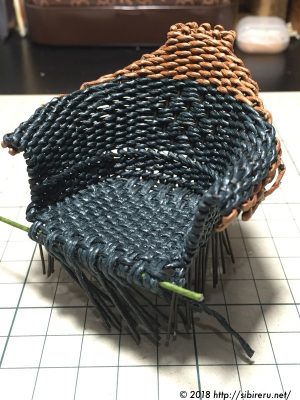 ミニチュア籐椅子編み込み