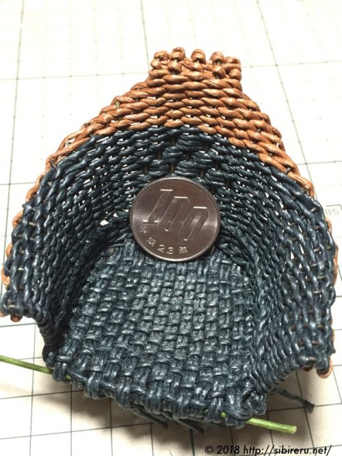 ミニチュアラタンチェア作成途中