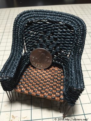 ミニチュア籐椅子100円対比