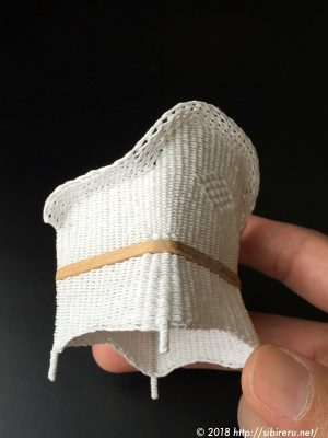 ミニチュア籐椅子下から