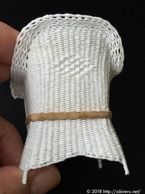 ミニチュア籐椅子背面