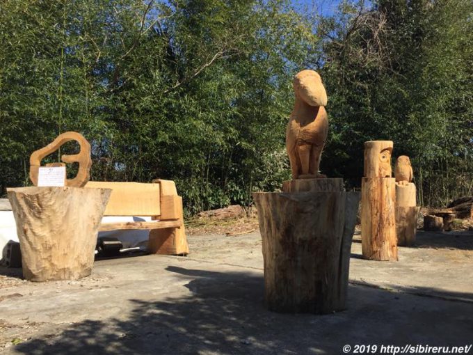 ARIGATEE馬小屋外のアート